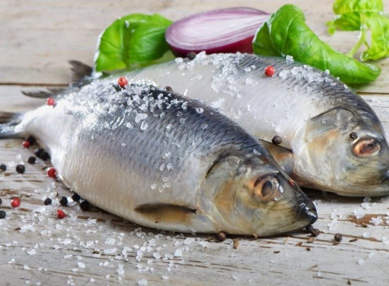 До чого сниться солона риба: тлумачення за різними сонникам для жінок і чоловіків