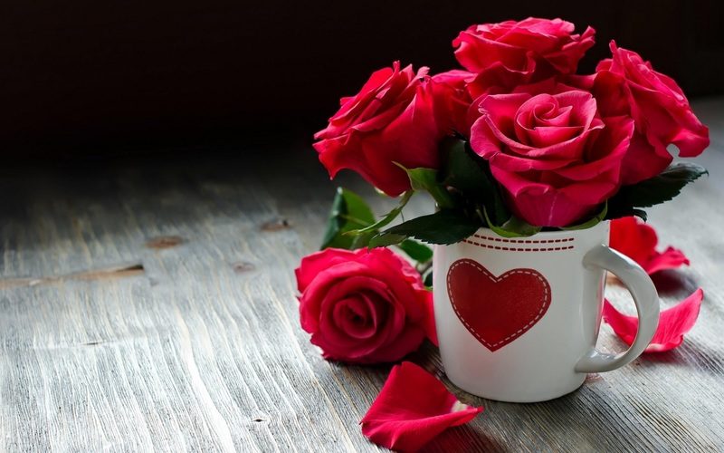До чого сняться троянди (червоні, білі, рожеві, чорні та інші): дівчині, жінці, пелюстки або букет – тлумачення різних сонників