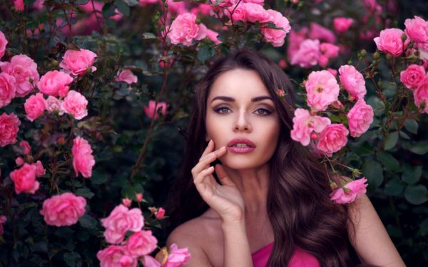 До чого сняться троянди (червоні, білі, рожеві, чорні та інші): дівчині, жінці, пелюстки або букет – тлумачення різних сонників